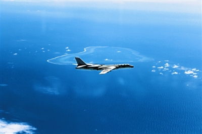 轰-6K南海战巡飞越黄岩岛。(刘锐摄)