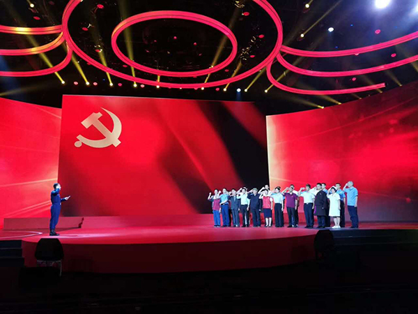《榜样》专题节目录制现场重温入党誓词